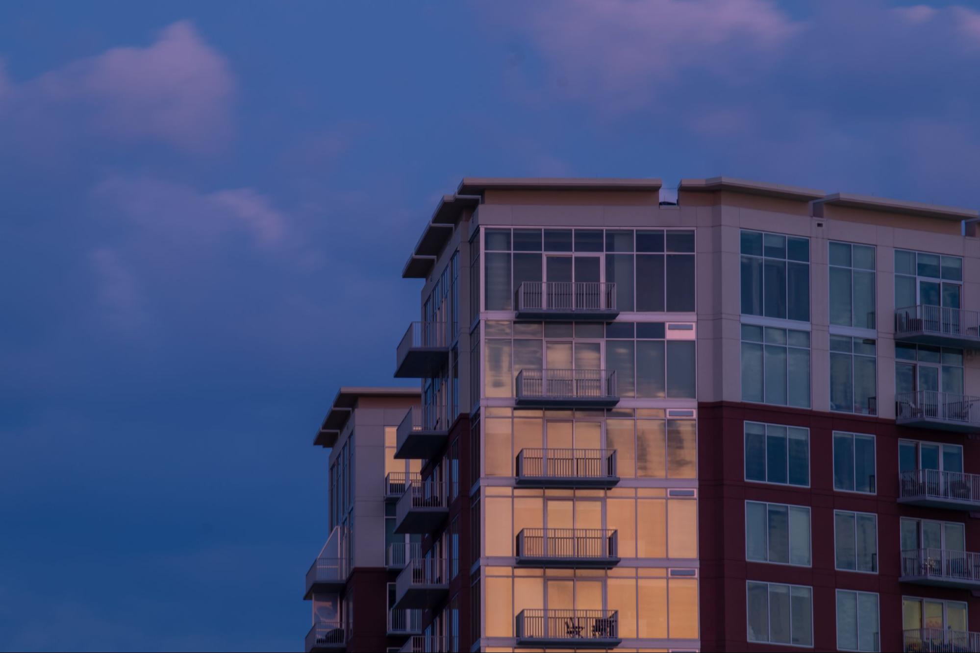 A high-rise apartment building in Nashville, Tennessee, during the sunset.