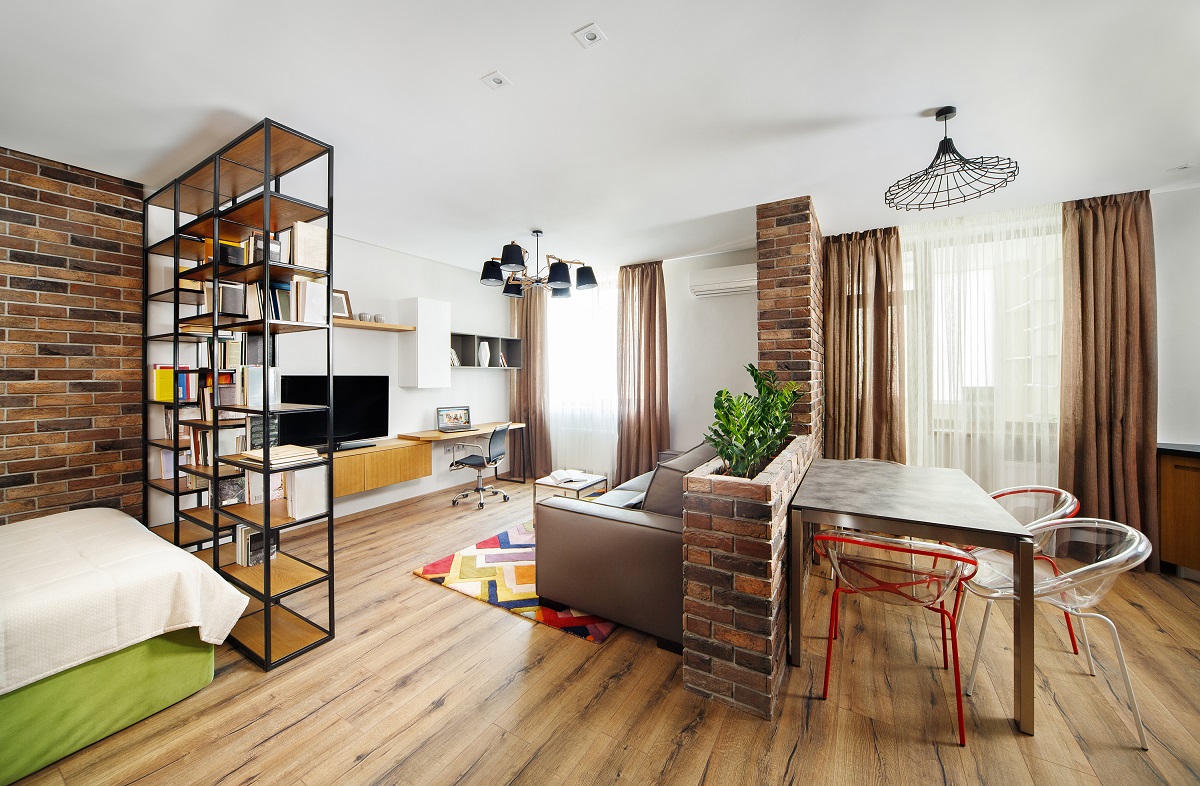 Nice studio apartment, with bookshelves and hardwood floors