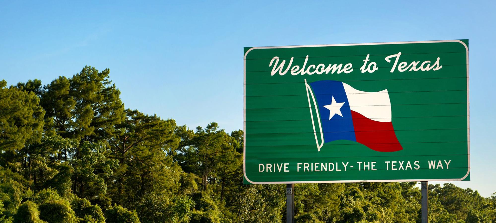 A green sign welcomes drivers to Texas.