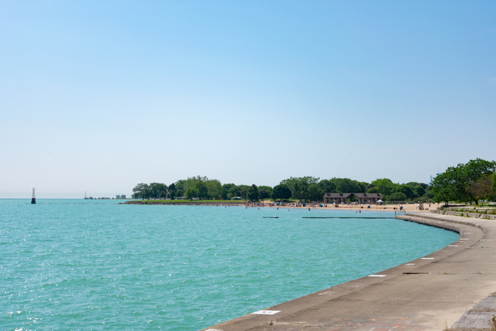 A beach in the Midwest? Say less! 📍Find 12th Street Beach on the Chic