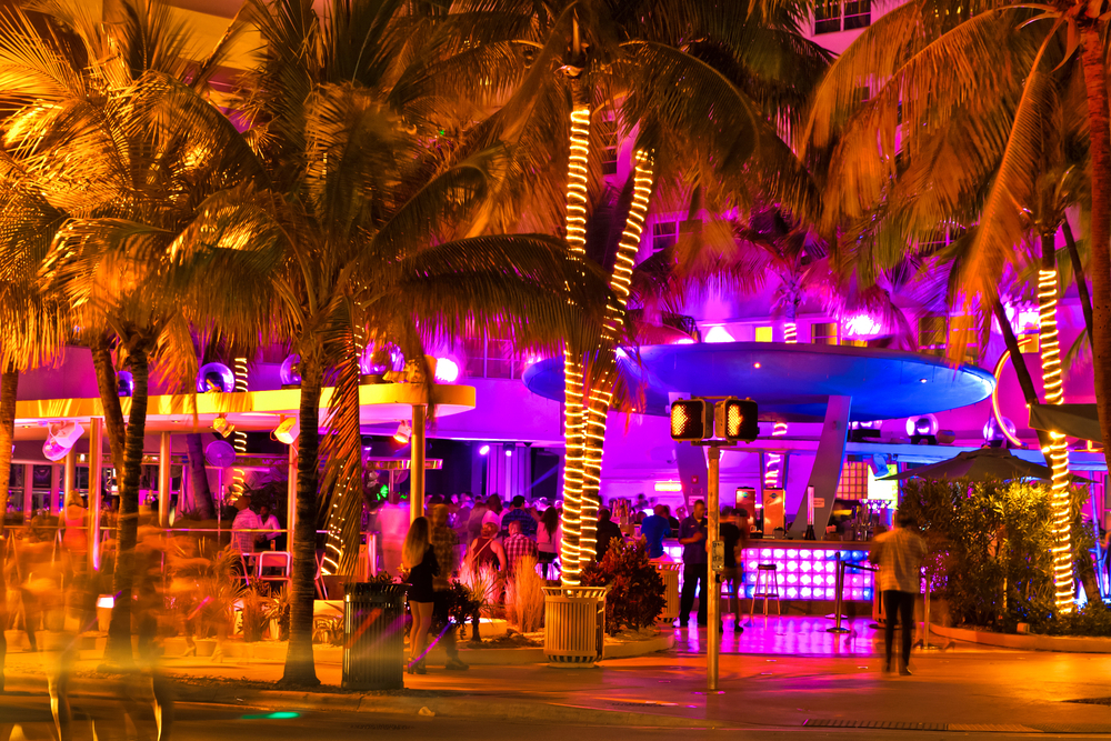 Ocean Drive scene at night lights, cars and people having fun, Miami beach. La noche de Ocean Drive en Miami Beach, Florida, Estados Unidos.