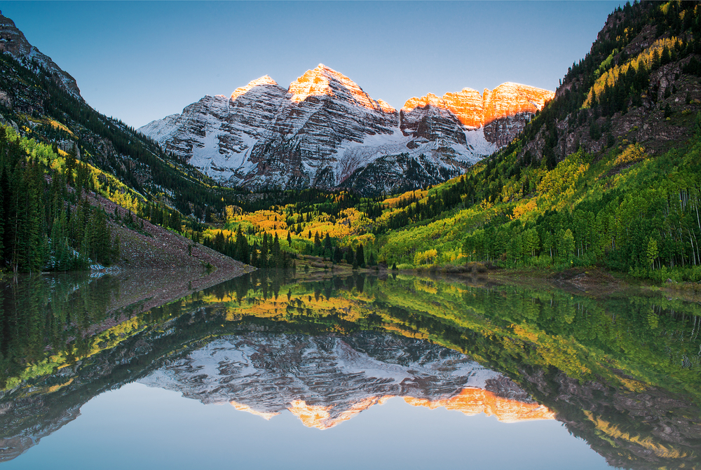 Sunrise at Maroon bells lake