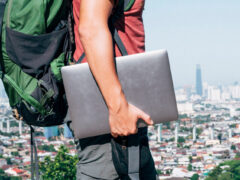 Digital nomad arrives in one of the best cities for digital nomads in the U.S. with a laptop.