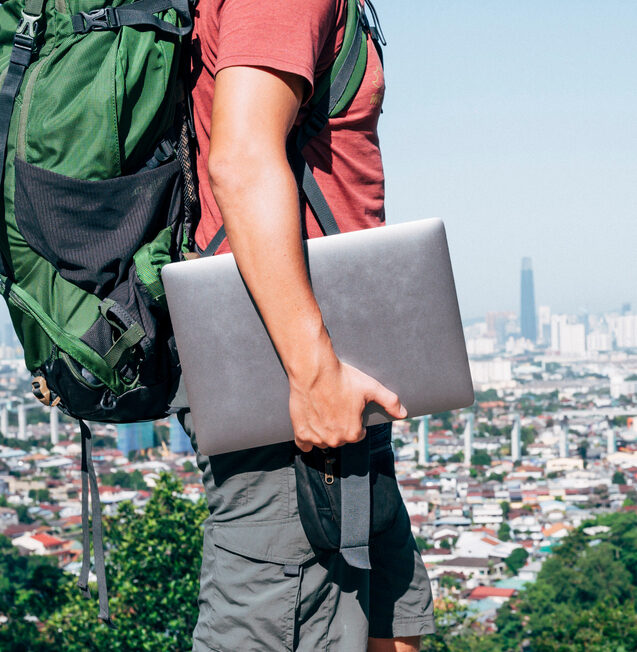 Digital nomad arrives in one of the best cities for digital nomads in the U.S. with a laptop.