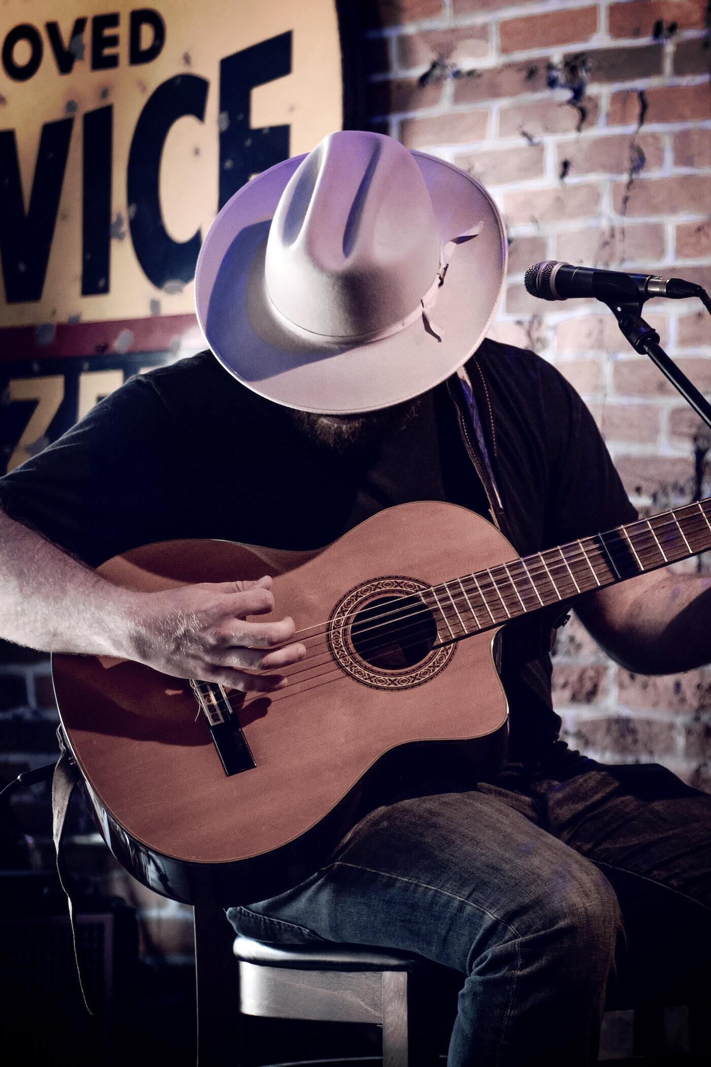 Man plays guitar in Nashville, TN