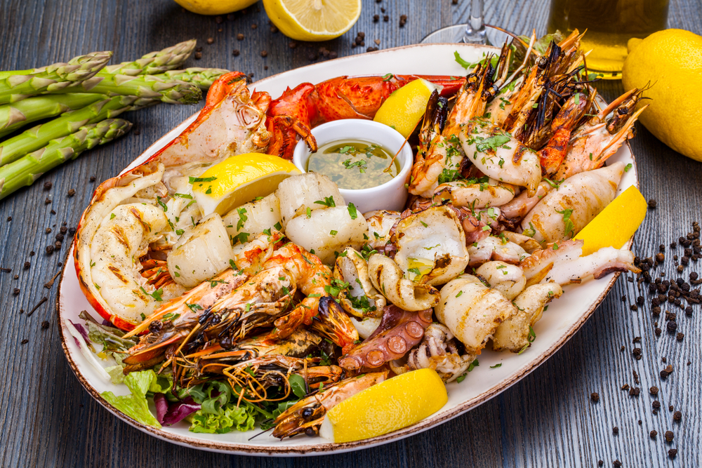 A platter of seafood at one of the best seafood restaurants in Fort Lauderdale.