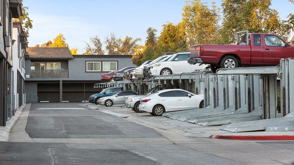 Park Plaza, Santa Ana - (see pics & AVAIL)